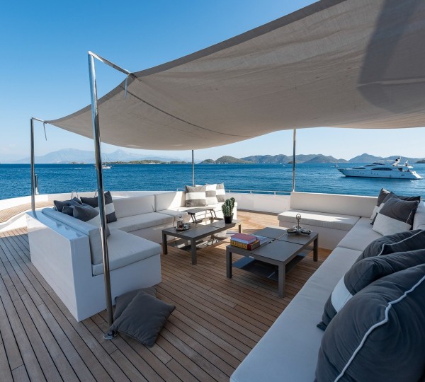 Luxurious bridge deck forward