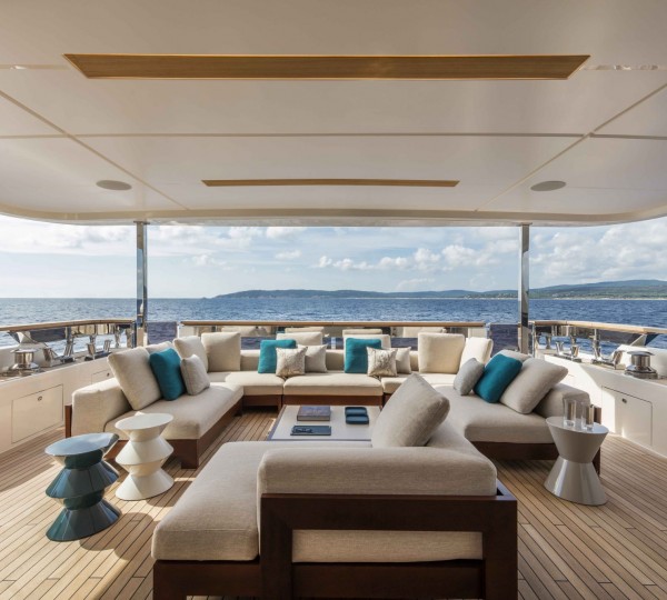 Plush neutral deck furnishings