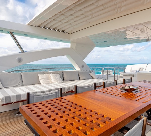 Sundeck dining and lounge