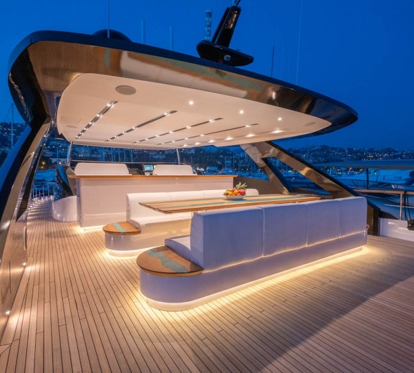 Flybridge aft dark