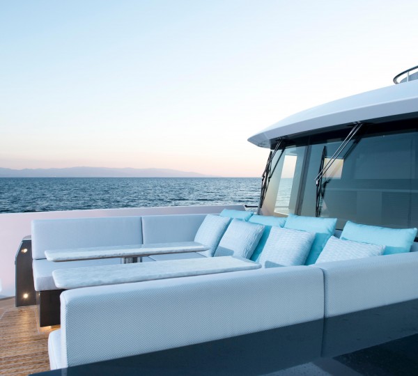Foredeck lounge seating
