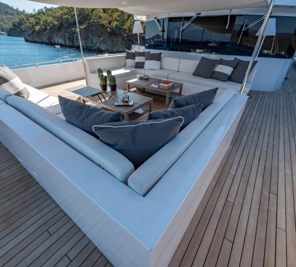 Spacious bridge foredeck