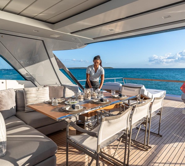 Flybridge dining
