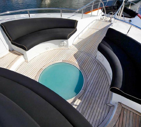 Foredeck circular lounge