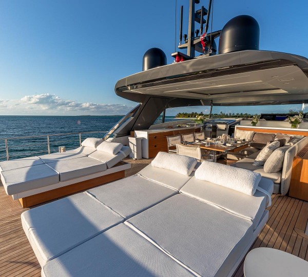 Flybridge sun loungers