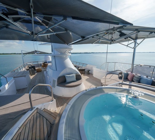 Sun Deck Jacuzzi With Shade