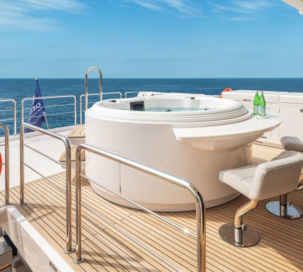 Sun Deck Jacuzzi With Sit Up Bar