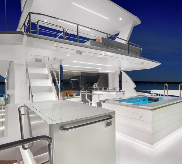 Upper Deck Jacuzzi With Sit Up Bar