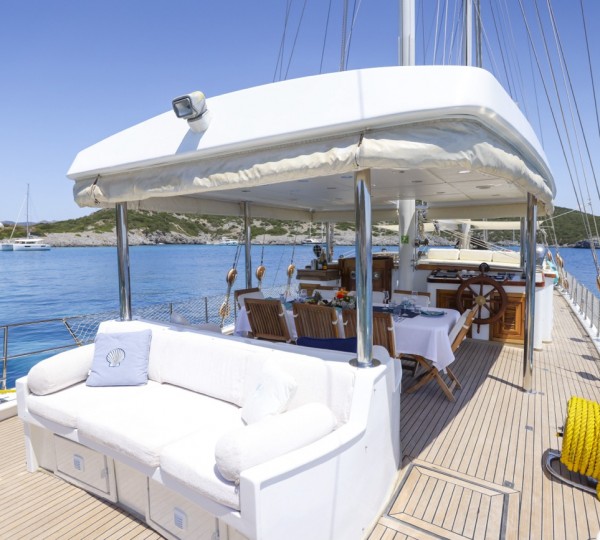 Aft Deck Dining And Seating