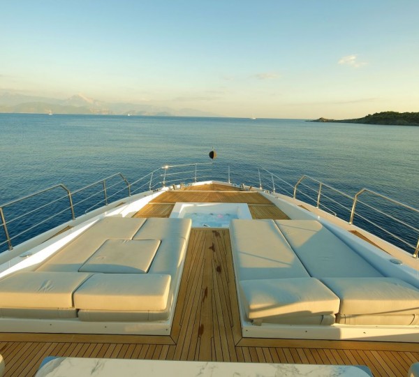 Bow Lounge And Jacuzzi