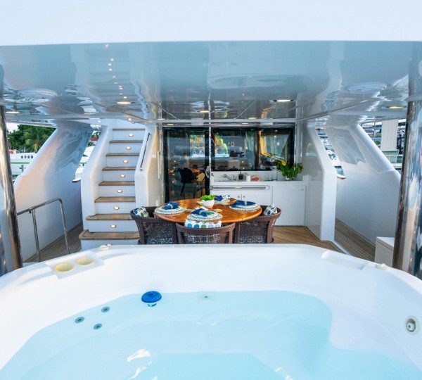 20201216-HIATUS Exterior - Jacuzzi