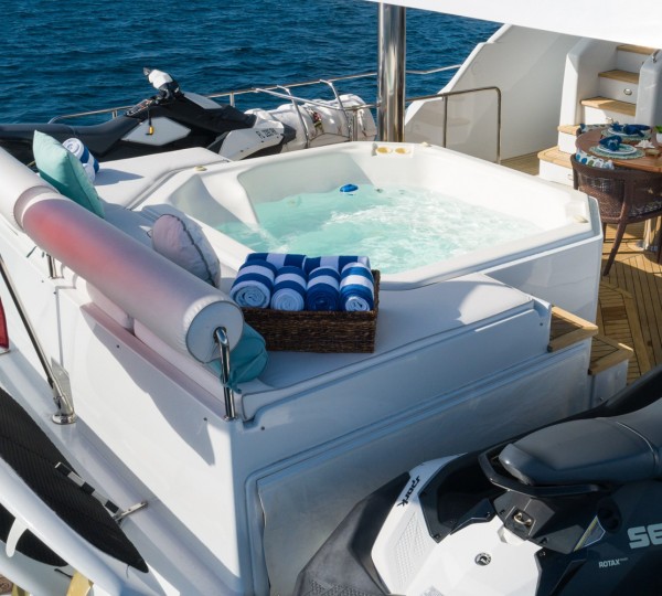 20201216-HIATUS Exterior - Jacuzzi