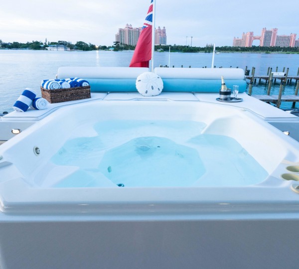20201216-HIATUS Exterior - Upper Deck Jacuzzi