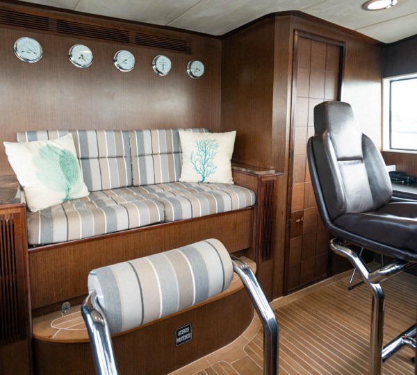 20201216-HIATUS Interior - Bridge