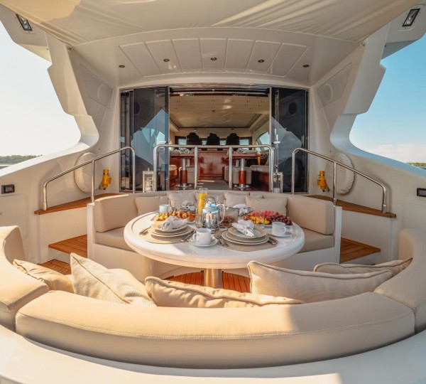 Circular Dining Setting