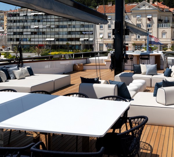 Deck Dining And Lounge