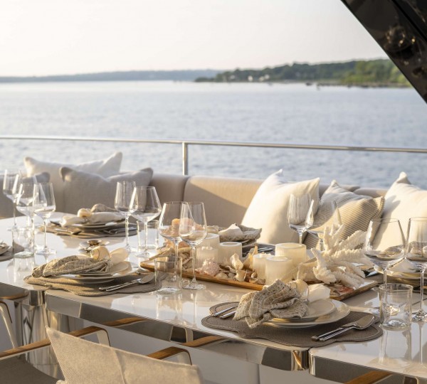 Flybridge Deck Dining