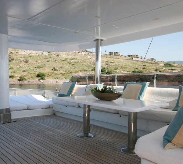 Flybridge Seating And Dining