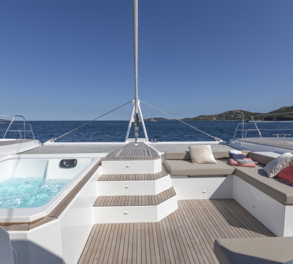 Foredeck Seating And Jacuzzi