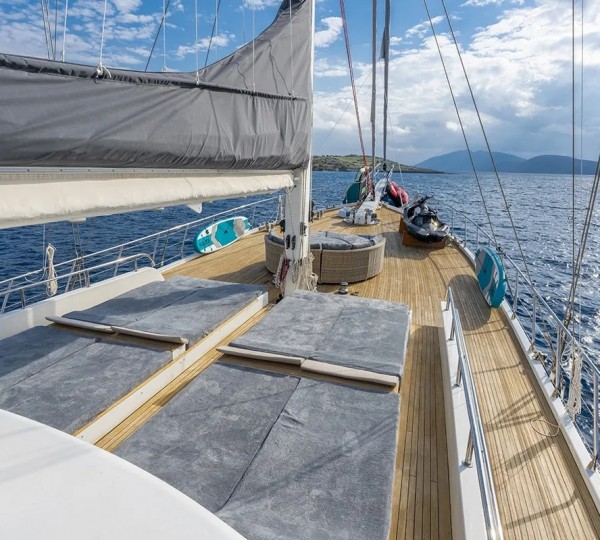 Foredeck Sun Pads - Covering The Jacuzzi