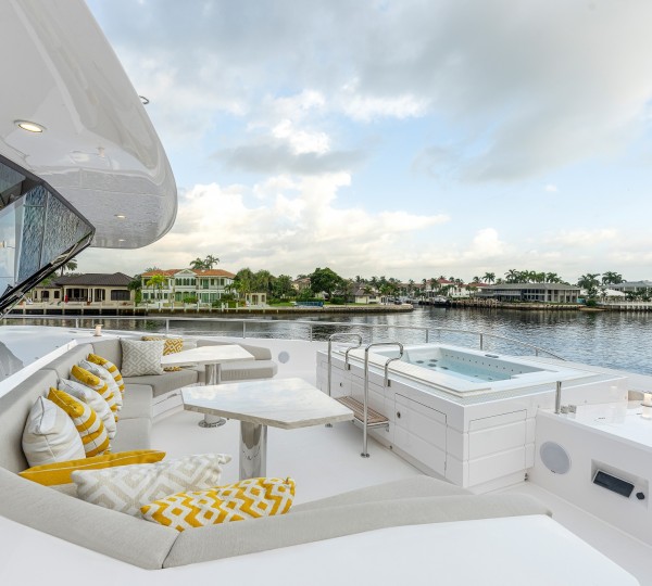 Foredeck With Jacuzzi