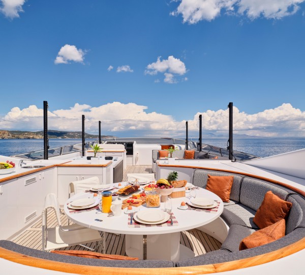 Sun Deck Circular Dining