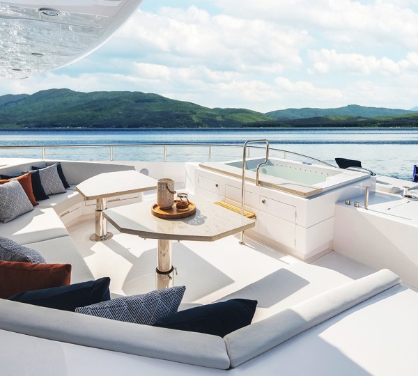 Foredeck With Jacuzzi - Day
