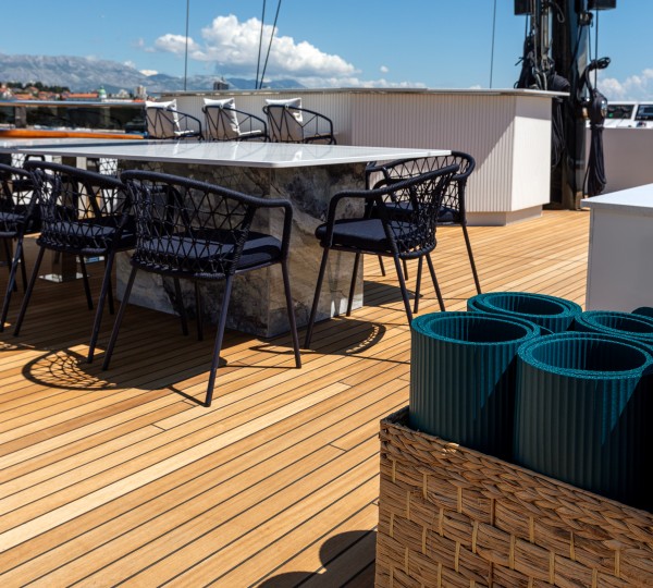 Al Fresco Entertainment On The Sun Deck