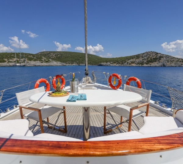 Foredeck Seating Area