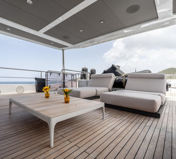 Sun Deck Lounge And Sun Beds