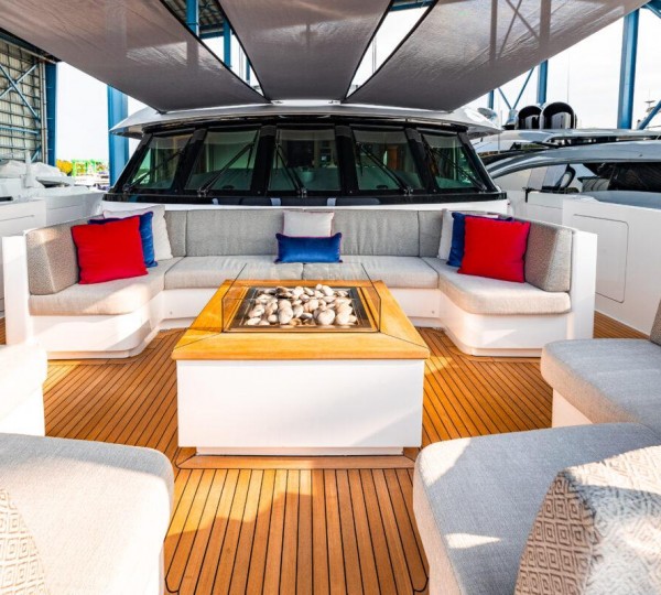 Foredeck Lounge And Firepit