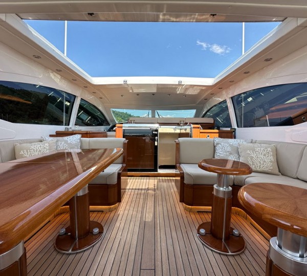 Main Deck Seating With Open Roof