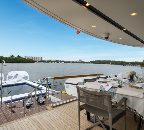Stern Deck With Cockpit And Beach Club