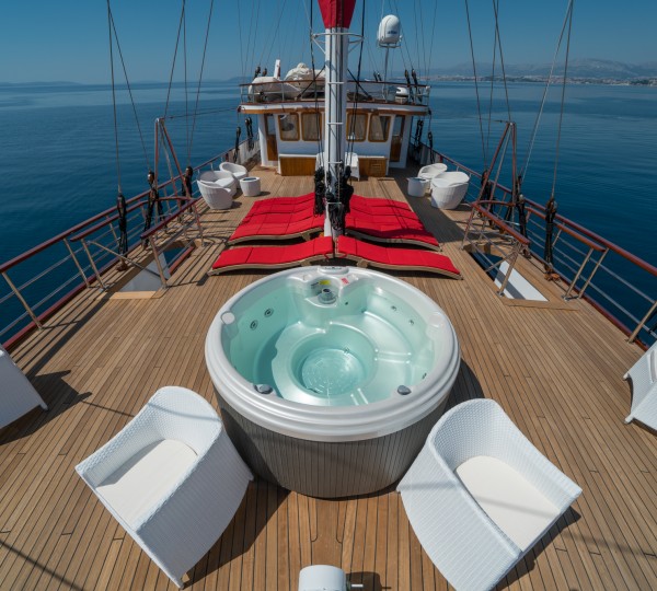 Sun Deck Jacuzzi And Sun Beds