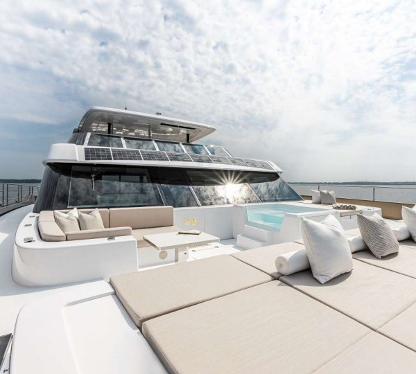 Foredeck Sun Pads And Jacuzzi