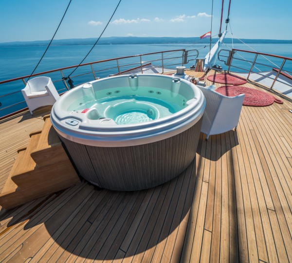 Jacuzzi With Views Over The Bow