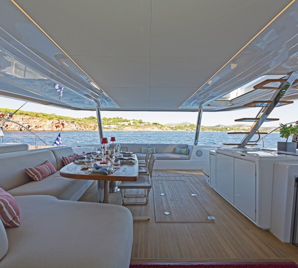 Main Deck Seating And Dining