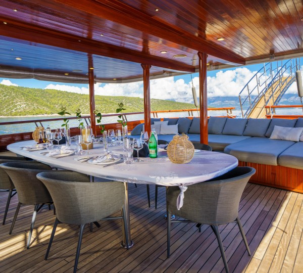 SON DE MAR - Main Deck Dining And Day Beds