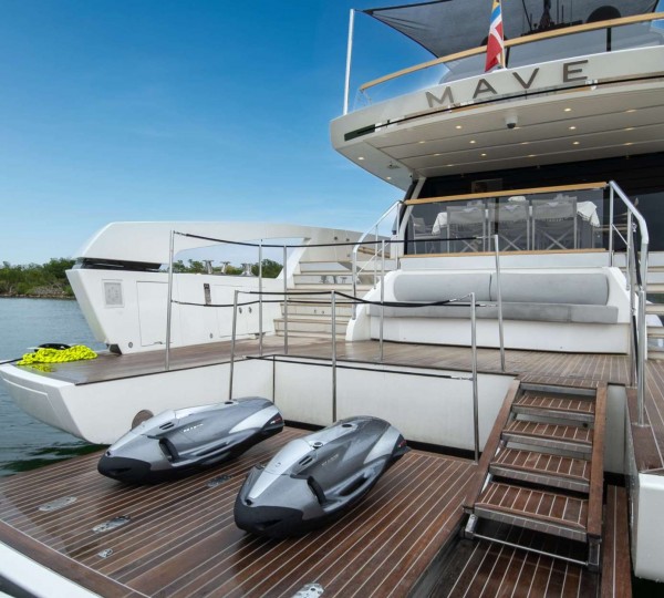 Beach Club With Hydraulic Platform