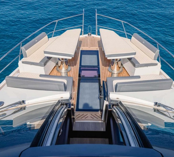 Foredeck With Flexible Seating