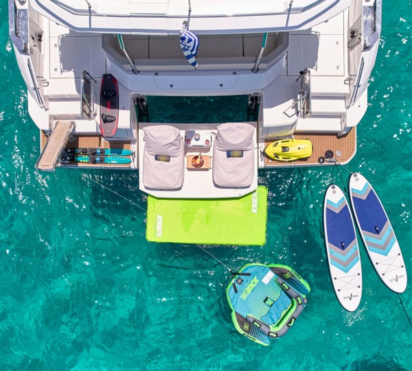 Stern With Water Toys