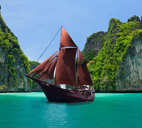 Phinisi yacht MANTAMAE - In Indonesia