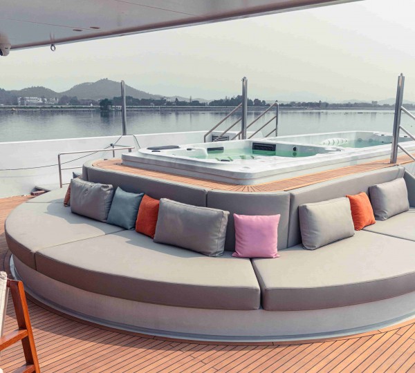 Jacuzzi Swimming pool with adjacent sun pads