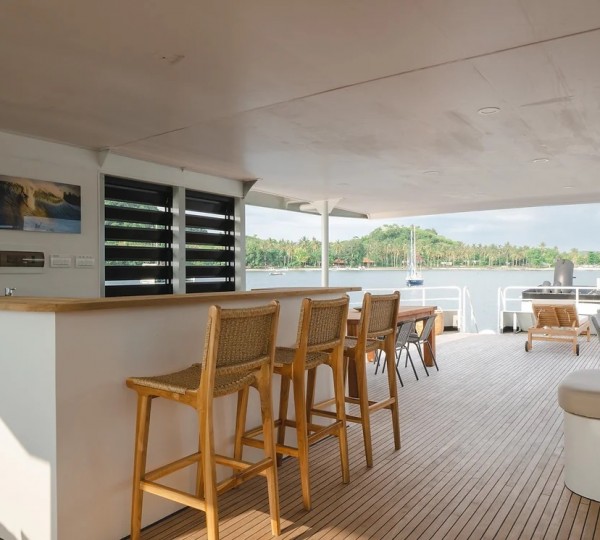 Sun deck bar and lounge