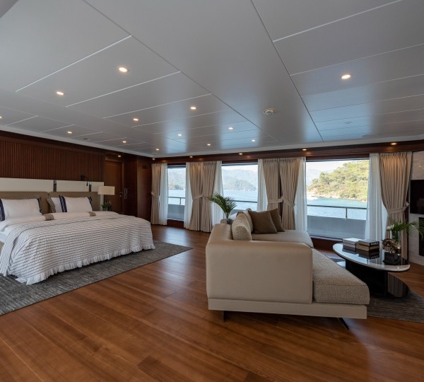 Luxurious bridge deck master