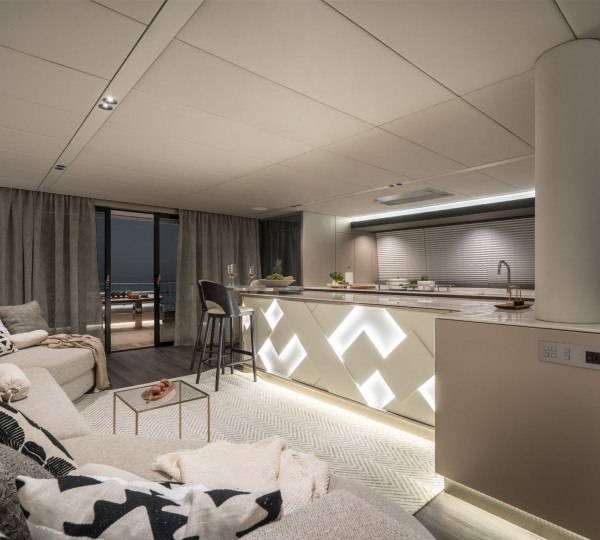 Full beam main saloon