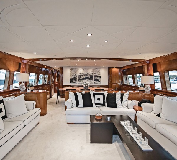 Spacious light main salon