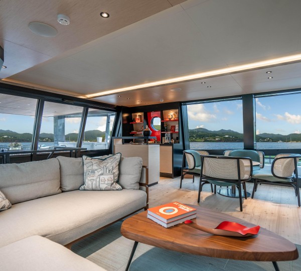 Beautiful main salon