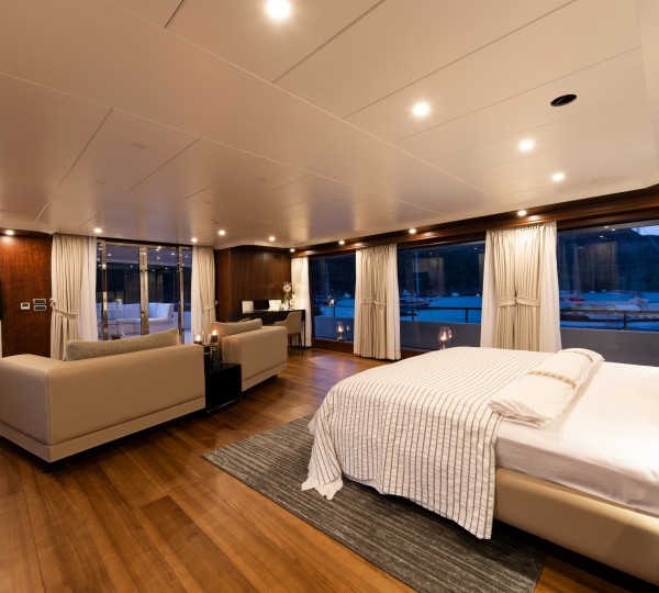 Bridge deck master view aft