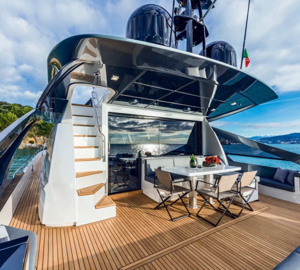 Comfortable alfresco dining